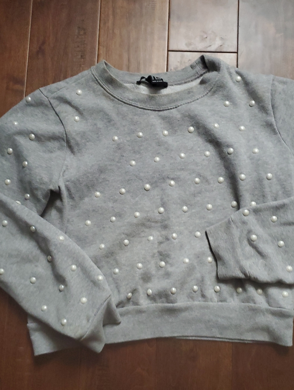 Forever 21 Gray Crewneck Sweater with Pearl Accents Size Mediyn Cropped